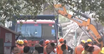 दिल्लीमा पाँचतले भवन ढल्यो, १२ जनाको सकुशल उद्धार