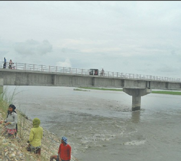 बर्खा लागेपछि उर्लिँदाे भेल र भासिँदाे पुलतिर हेरेर डराउँछन् गाउँले