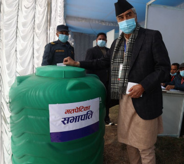 सभापति देउवाले गरे मतदान, कोइराला र निधि मतदानस्थलमै