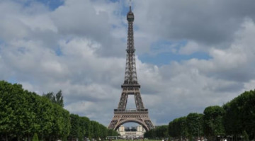 पेरिसको एफिल टावर बमले उडाउने धम्की 