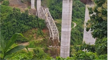भारतमा बन्दै गरेको रेल ब्रिज भत्कियो, १७ जना मजदुरको मृत्यु