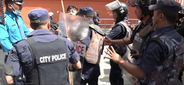नेपाल प्रेसका फोटो पत्रकारमाथि प्रहरीद्वारा हातपात 