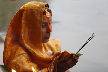 अस्ताउँदो सूर्यलाई दिइयो अर्घ्य (तस्वीरहरू)