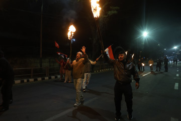 निर्वाचन आयोगको विरोध गर्दै देउवापक्ष नेविसंघ र तरुण दलले निकाले त्रि–चन्द्रमा मसाल जुलुस (तस्वीरहरू)