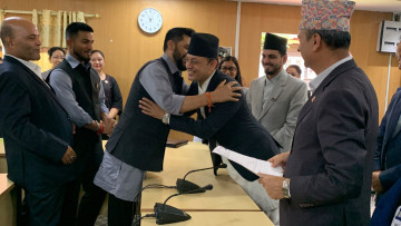 सभामुखका लागि डीपी अर्यालको उम्मेदवारी दर्ता, अंकमाल गर्दै रविले दिए बधाई