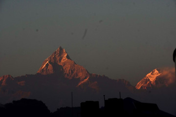 पोखराबाट साँझमा देखिएको नाङ्गो माछापुच्छ्रे (तस्वीरहरू) 