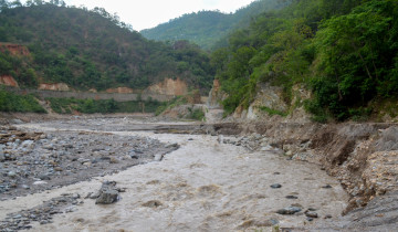 बाढीले तमोर करिडोरका ठाउँठाउँमा क्षति पुर्‍याएपछि यातायात अवरुद्ध