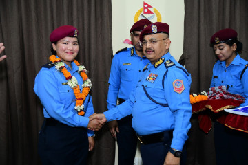 सगरमाथा आरोहणमा हिँडेकी असई शेर्पालाई आईजीपीले गरे बिदाइ