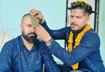 तनहुँका दाजुभाइले लगाए एकापसमा भाइटीका, सुरुमा भाइको दीर्घायुको कामना गर्दै दाइले फोरे ओखर