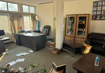 बीएस्सीको पुनः प्रवेश परीक्षाको माग गर्दै त्रिवि विज्ञान संकायका डिनको कार्यकक्ष तोडफोड