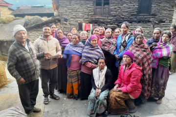 आमा समूहले देउसीभैलोबाट संकलित २ लाख गर्यो सडक निर्माणमा सहयोग