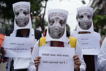 १० तस्वीरमा हेर्नुहाेस् माइतीघरमा चिकित्सकको प्रदर्शन