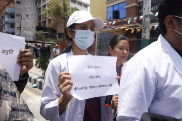 ‘जेन–जी डाक्टरलाई न्याय दे’ भन्दै माइतीघरमा चिकित्सकको प्रदर्शन