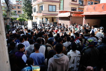 कोरिया जान नपाएका १५ हजारभन्दा बढी नेपाली युवाले ग्वार्कोस्थित ईपीएस कार्यालयमा गरे प्रदर्शन (तस्वीरहरू)