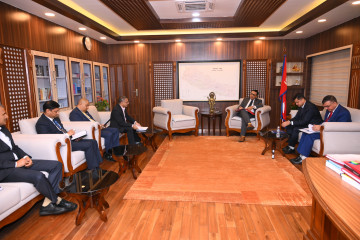 राष्ट्र बैंकका ‘डेढ दर्जन ईडी’ भेटेर अर्थमन्त्री वाग्लेले दिन खोजेको सन्देश के हो ?