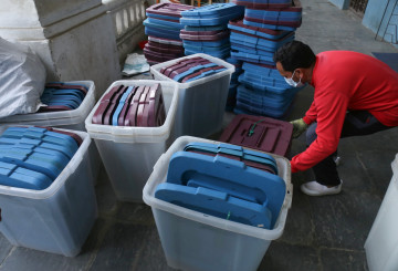 उपत्यकाका विभिन्न निर्वाचन कार्यालयमा आयोगले पठायो ९ सय ५० हाराहारीका निर्वाचन सामग्री (तस्वीरहरू)