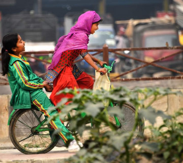 नेपालमा साइकल : लाहुरेले भित्र्याए, पुष्कर शाहले संसारकाे साढे पाँच फन्को लगाए