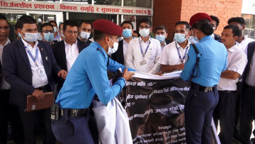 सरकारी इन्जिनियरले गरे सिंहदबारभित्रै आन्दोलन, प्रहरीले खोस्यो कालो ब्यानर