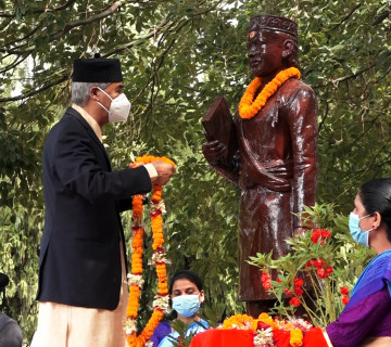 भानुको प्रतिमामा माल्यार्पण गर्दै प्रधानमन्त्रीले भने- आदिकविबारे नयाँ पुस्तालाई जानकारी दिनुपर्छ