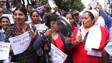 माग पूरा नगरे विद्यालय बन्द गर्ने कर्मचारी परिषद्को चेतावनी, थाली बजाएर प्रदर्शन 