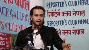 हल नपाएपछि प्रदीप खड्काको आक्रोश– चोकमा प्रोजेक्टर राखेर फिल्म चलाउँछौँ