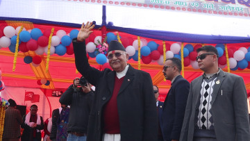ओलीकाे प्रस्टीकरण– एमाले सरकार ढाल्ने खेलमा छैन