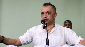 सरकारका निर्णयहरूले संविधानको आधारस्तम्भ हल्लाइरहेको छ : गगन थापा