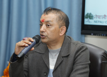 सर्लाही–४ नै अब आफ्नो क्षेत्र भएको दाबी गर्दै थापाले भने- ८-१० वर्ष राजनीति गर्छु