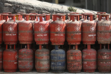 निगमले भोलिदेखि बजारमा आधा सिलिन्डर मात्रै ग्यास पठाउने