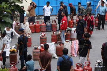 तस्वीरमा हेर्नुहोस् : ग्यास लिन बबरमहलमा उपभोक्ताको लामो लाइन