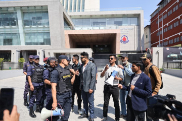 आयल निगम घेर्न गएका जेन–जीलाई प्रहरीले रोक्यो [तस्वीरहरू]