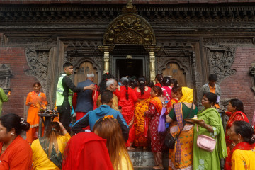 गोकर्णेश्वर मन्दिरमा व्रतालु र श्रद्धालुकाे घुइँचाे (तस्वीरहरू)