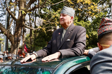 काठमाडौं आइपुगे पूर्वराजा शाह, विमानस्थलमा भव्य स्वागत