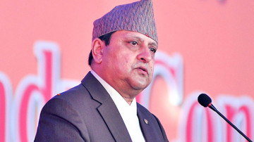 काठमाडौं आइपुगे पूर्वराजा शाह, विमानस्थलमा भव्य स्वागत