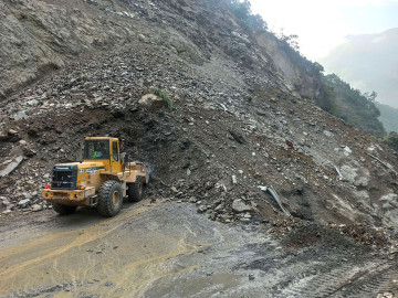 तुइनखोला पहिरो :  पोखरा–काठमाडौं यातायातसमेत प्रभावित