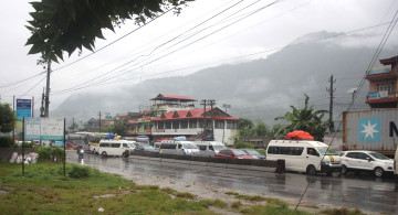 अकस्मात् राजमार्गहरू बन्द गरिएपछि यात्रुहरू समस्यामा