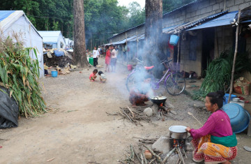 हुप्सेकोटका पहिरो विस्थापित अस्थायी शिविरमा, दैनिकी कष्टकर