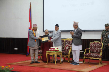 राष्ट्रपति पौडेलद्वारा राष्ट्रकवि माधव घिमिरे पुरस्कार प्रदान