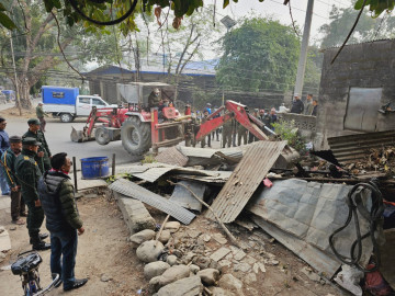 बुटवलमा उपमहानगरले भत्कायो घरटहरा