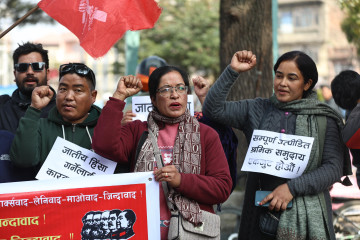 गृहमन्त्री लेखकको राजीनामा माग्दै विप्लवको पार्टी सडकमा (तस्वीरहरू)