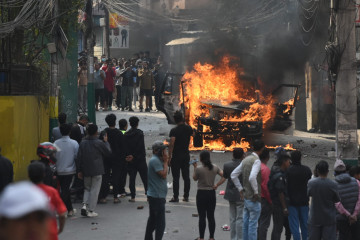 कोटेश्वरमा प्रदर्शनकारीले गरे गाडीमा आगजनी 