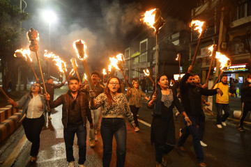 ओलीको रिहाइ माग गर्दै युवा संघले निकाल्यो मशाल जुलुस [तस्वीरहरू]