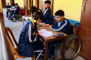 फरक क्षमता भएका परीक्षार्थीको फरक दृश्य : ह्वीलचेयर चढेर केन्द्रमा, अरुकै सहायतामा परीक्षा