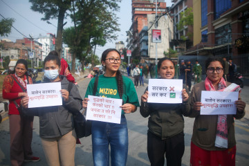 पेट्रोलियम पदार्थको मूल्य समायोजनको माग गर्दै माइतीघरमा प्रदर्शन (तस्वीरहरू)