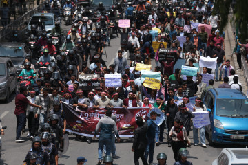 'गरिबको चमेली बोल्दिने कोही छैन' भन्दै संयुक्त विद्यार्थी संगठनको मार्च पास [तस्वीरहरू]
