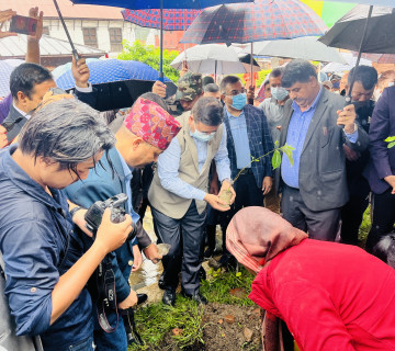 पर्यटनमन्त्री श्रेष्ठद्वारा पशुपतिमा ‘एक भक्त, एक वृक्षरोपण’ अभियान शुभारम्भ