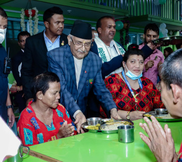 राधिकाकाे जन्मदिनमा ओलीले खुवाए असहायलाई भाेजन (तस्वीरहरू)