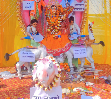 सरस्वतीको मूर्तिमार्फत भ्रष्टाचारको विरोध, जनकपुरका युवाले यसरी देखाए संघ र प्रदेशको 'गोरु जुधाइ'