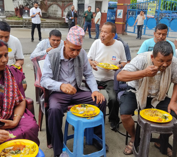 सरसफाइकर्मीसँग बुटवलका मेयर/उपमेयरको सहभोज