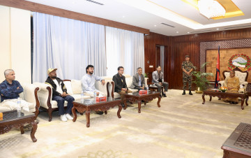 प्रधानमन्त्रीलाई भेटेर कलाकारहरूले भने– सरकारले दह्राे खुट्टा टेकोस्, देश बस्नलायक होस्